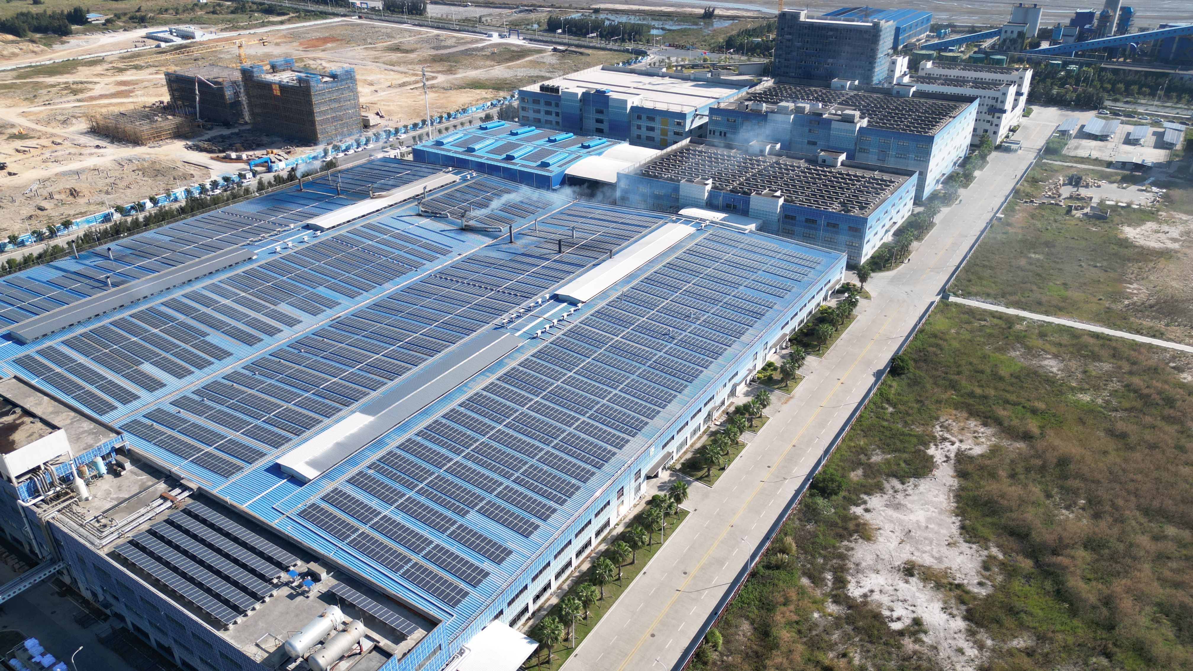 Commercial warehouse rooftop solar array